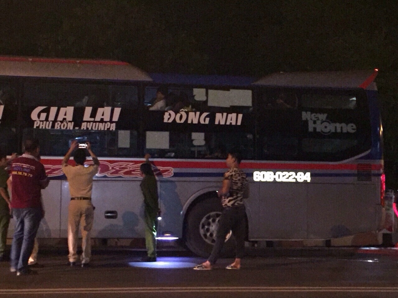 Xe khách giường nằm lại bị ném đá trên đường Hồ Chí Minh - 1