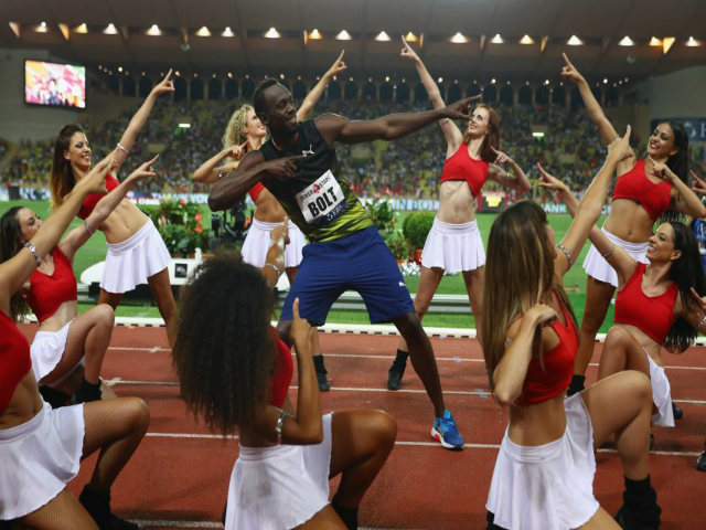 “Tia chớp” Bolt gặt vàng, ăn mừng cuồng nhiệt với dàn mỹ nữ