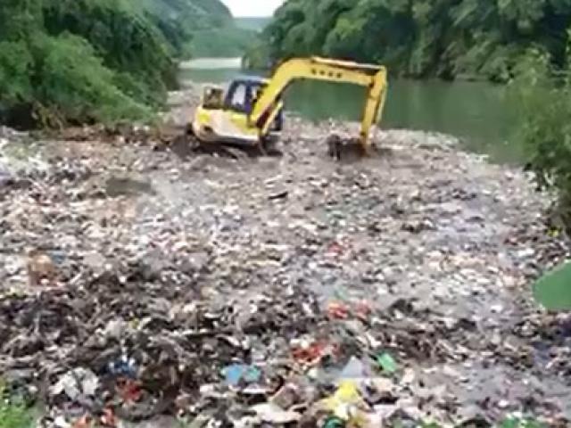 Clip máy xúc xả hàng chục tấn rác xuống suối ở Hà Giang