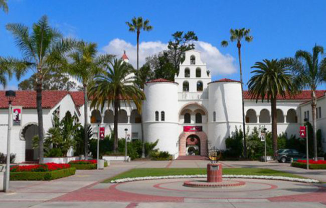 1. Đại học San Diego, California, thành lập năm 1949, có kiến trúc và khuôn viên tuyệt đẹp. Trường bao gồm 7 trường đại học thành viên và trải rộng trên diện tích hơn 70m2.