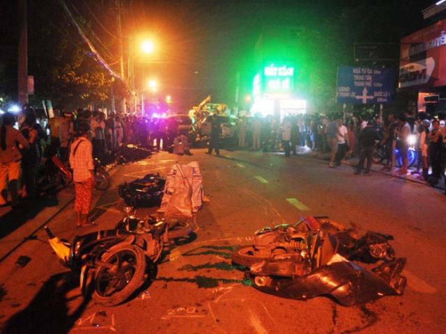 Ô tô “điên” đại náo phố SG, 9 xe máy và cả chục người bị văng tứ phía
