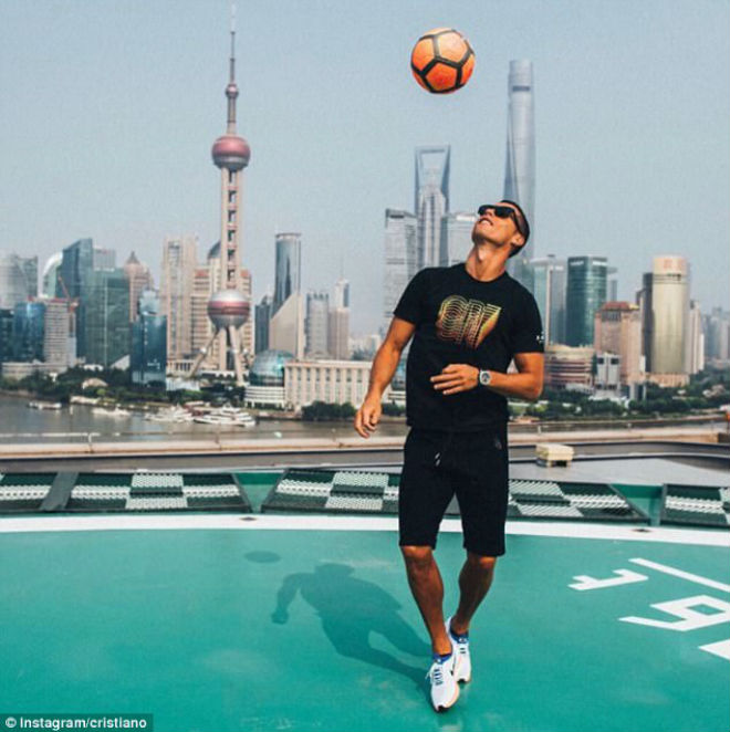 Ronaldo vào viện thăm gái lạ, &#34;gây sốt&#34; Trung Quốc - 4