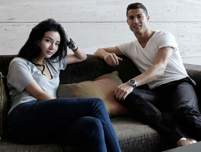 Ronaldo vào viện thăm gái lạ, &#34;gây sốt&#34; Trung Quốc - 1