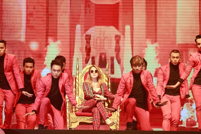 Cảnh tượng này khiến Mỹ Tâm suýt phát khóc ở sân vận động - 4