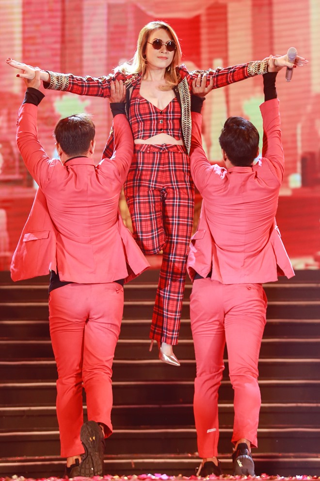 Cảnh tượng này khiến Mỹ Tâm suýt phát khóc ở sân vận động - 6