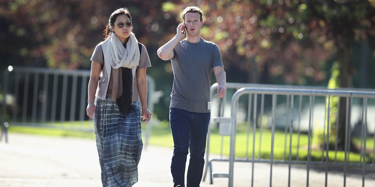Chiếc áo thun xám &#34;thần thánh&#34; của Mark Zuckerberg có giá bao nhiêu? - 1