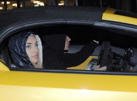 "Nóng bỏng mắt" với ảnh bikini từ hội bạn gái cũ của Justin Bieber - 2