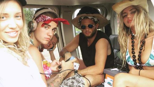 "Nóng bỏng mắt" với ảnh bikini từ hội bạn gái cũ của Justin Bieber - 8