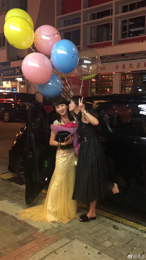 Mỹ nữ lấy tỷ phú: Người khoe khoang tài sản, kẻ ăn mặc "xuề xòa" - 8