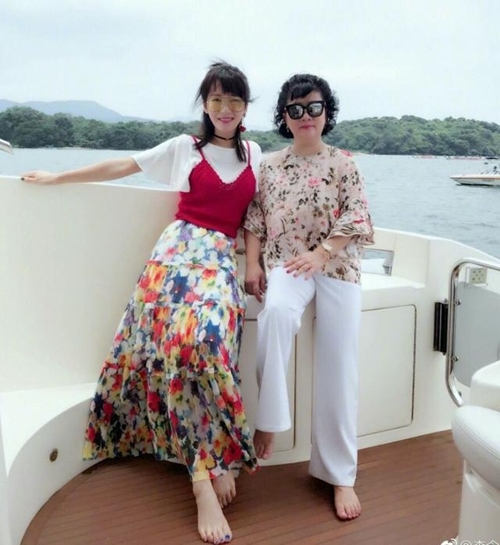 Mỹ nữ lấy tỷ phú: Người khoe khoang tài sản, kẻ ăn mặc "xuề xòa" - 7