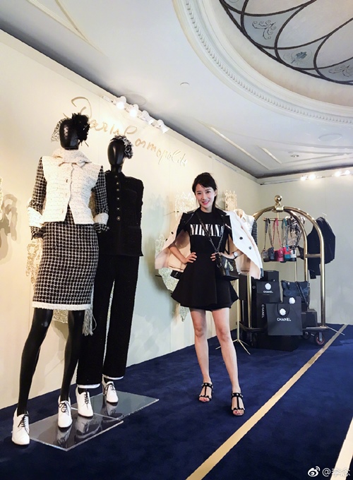 Mỹ nữ lấy tỷ phú: Người khoe khoang tài sản, kẻ ăn mặc "xuề xòa" - 9