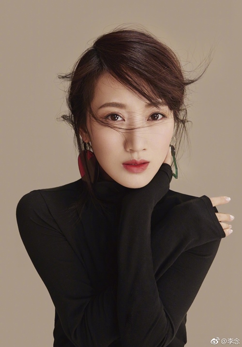 Mỹ nữ lấy tỷ phú: Người khoe khoang tài sản, kẻ ăn mặc "xuề xòa" - 13