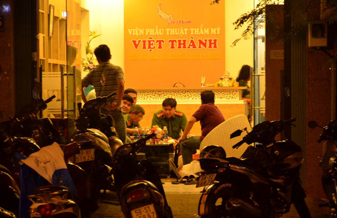 Nóng trong tuần: Bị đánh bầm dập, đốt rụi ô tô vì nghi bắt cóc trẻ con - 6