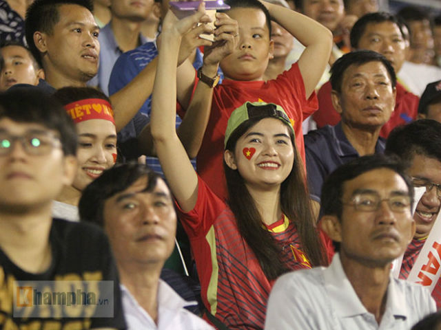 U23 Việt Nam “chiến” U23 Hàn Quốc: Người đẹp mở hội