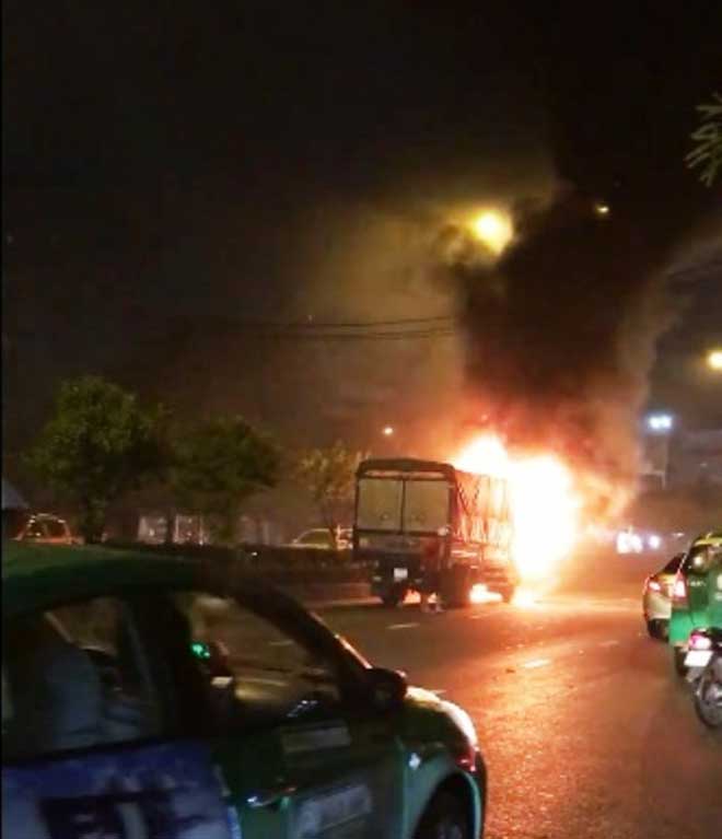 Clip: Ô tô bốc cháy dữ dội trên phố SG, tài xế nhảy khỏi xe cầu cứu - 1
