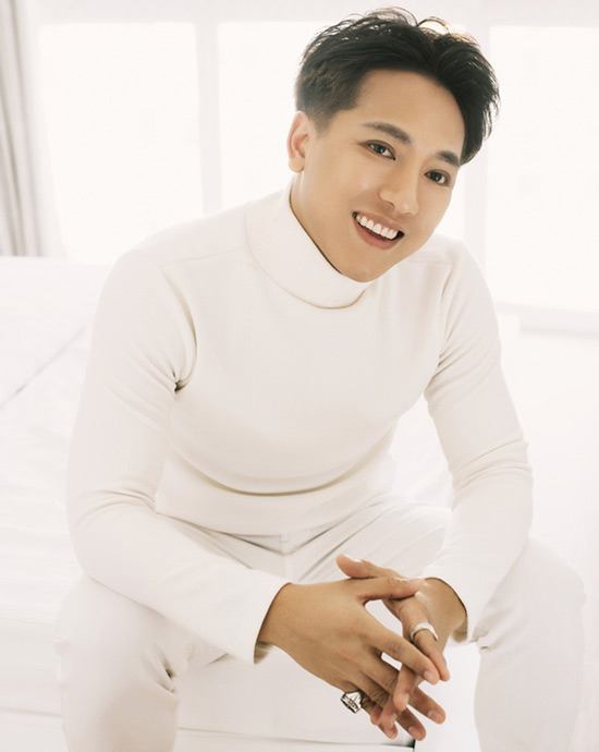 Châu Khải Phong livestream khoe giọng hát chay “đốn tim” fan - 2