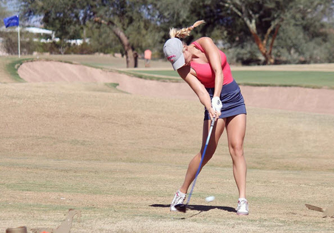 Paige Spiranac càng được chú ý hơn khi cô dùng chính vẻ đẹp của mình để phản ứng lại điều lệ có phần &#34;khắt khe&#34; với các golf thủ nữ.
