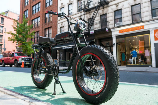Aaron Wong và các đồng nghiệp tại Lithium cycles đang thực hiện một chiến dịch bắt đầu vào mùa hè năm ngoái, với khoảng 50-100 người hùn vốn tham gia để sản xuất ra loại xe đạp điện hành trình cho khu vực đô thị. Đó chính là sản phẩm Super 73, một chiếc xe đạp điện tối giản có hình dáng tương đồng với một chiếc mô tô cỡ nhỏ, có giá bán 2.000 – 3.000 USD, đắt hơn nhiều so với các xe đạp điện khác. Ảnh Super 73 Scout.