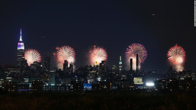 New York, Mỹ:  Màn bắn pháo hoa rực rỡ chào mừng Ngày quốc khánh Mỹ vào 4.7 vừa qua.