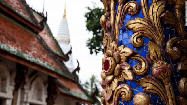Lampang, Thái Lan: Ngôi đền từ thế kỷ thứ 16 Wat Pratu Pong là công trình kiến trúc đặc trưng theo phong cách Lanna.