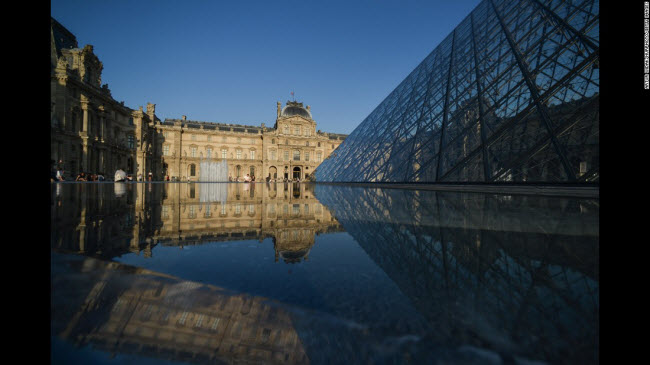 Paris, Pháp: Năm 2016, bảo tàng Louvre là bảo tàng có lượng du khách đông thứ 3 thế giới, với 7,4 triệu người.