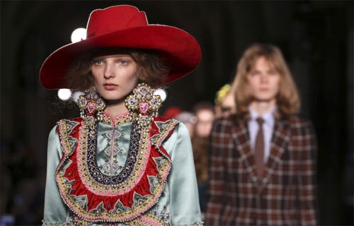 Cuộc hồi sinh phi thường từ tro tàn của "thánh cô nước Ý" - 6