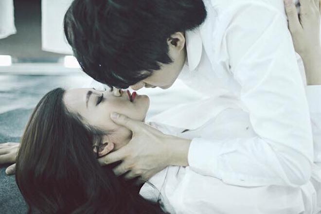 Đông Nhi bị bạn trai “hững hờ” khi cầu hôn ở biển - 2