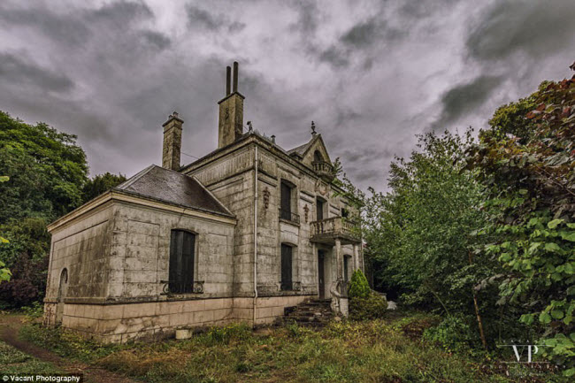 Tòa biệt thự ở vùng Nord-pas-de-Calais, Pháp, bị bỏ hoang bị ẩn từ năm 1998.