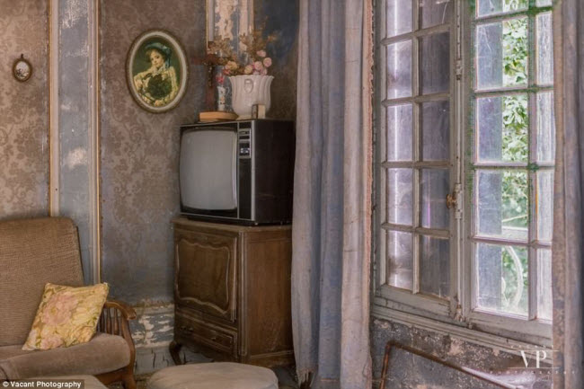 Chiếc tivi cũ nằm ở góc một căn phòng và không được sử dụng gần 20 năm qua.
