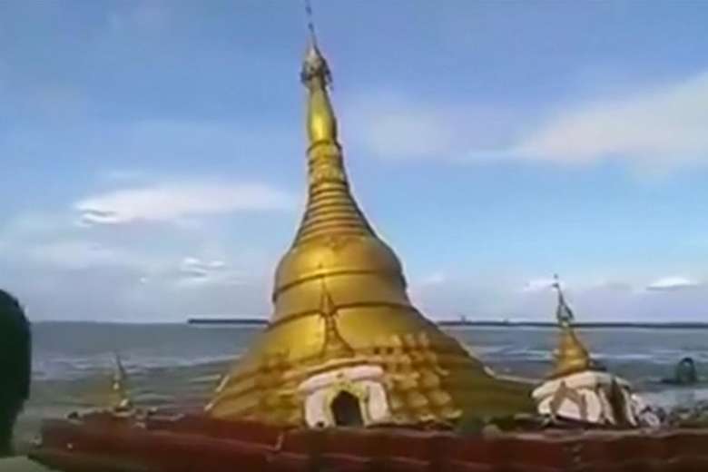 Lũ lớn “nuốt chửng” chùa vàng ở Myanmar - 1