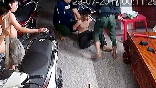 Clip: Hoảng hồn phát hiện kẻ trộm dưới gầm giường - 1