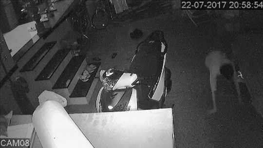 Clip: Hoảng hồn phát hiện kẻ trộm dưới gầm giường - 2