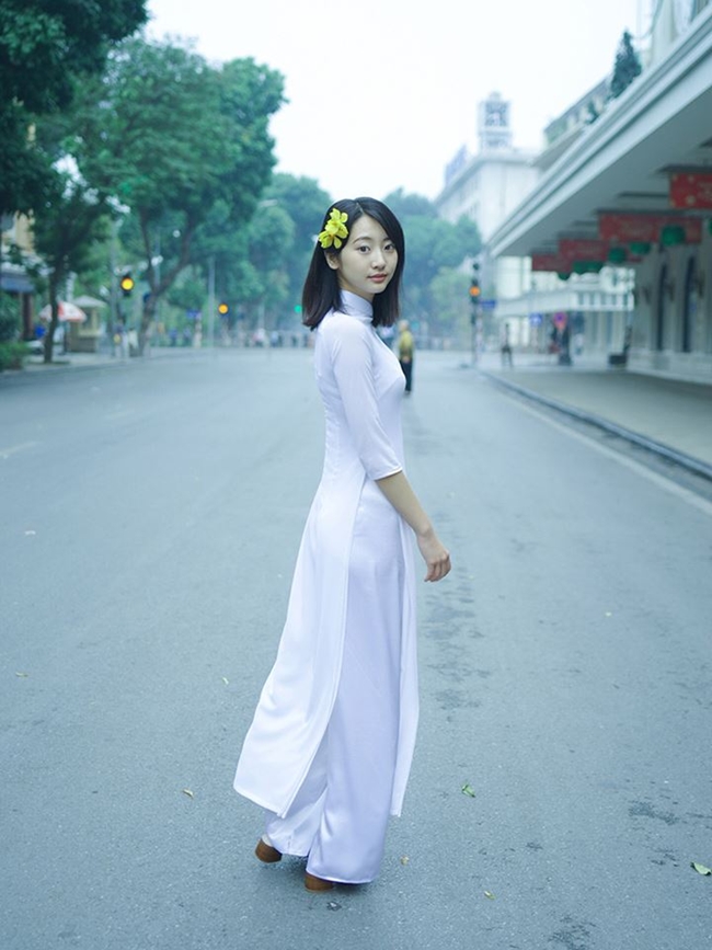 Đầu năm 2017, nữ diễn viên sinh năm 1997 cùng ekip sang Việt Nam chụp hình cho một tạp chí. Hình ảnh chân dài 19 tuổi diện áo dài Việt thả dáng trên phố khiến nhiều người thích thú.