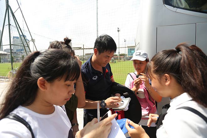 Công Phượng xé lưới U23 Hàn Quốc, &#34;né&#34; fan nữ cuồng nhiệt - 13