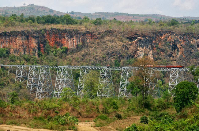 Chuyến tàu trên cao này không dành cho những người yếu tim - 7