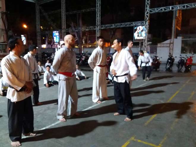 Võ sư Vịnh Xuân Flores so tài &#34;bậc thầy&#34; Karate: 1 người &#34;sứt đầu mẻ trán&#34; - 6