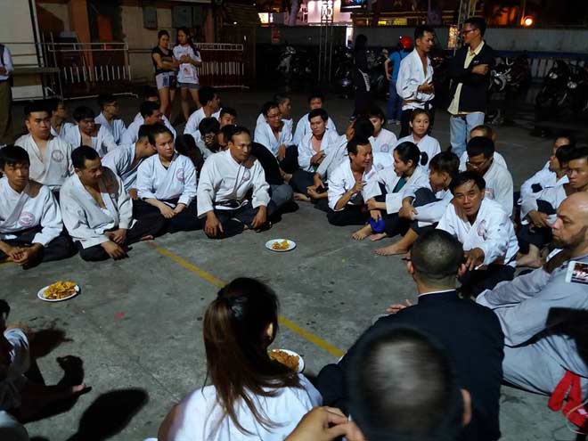 Võ sư Vịnh Xuân Flores so tài &#34;bậc thầy&#34; Karate: 1 người &#34;sứt đầu mẻ trán&#34; - 7