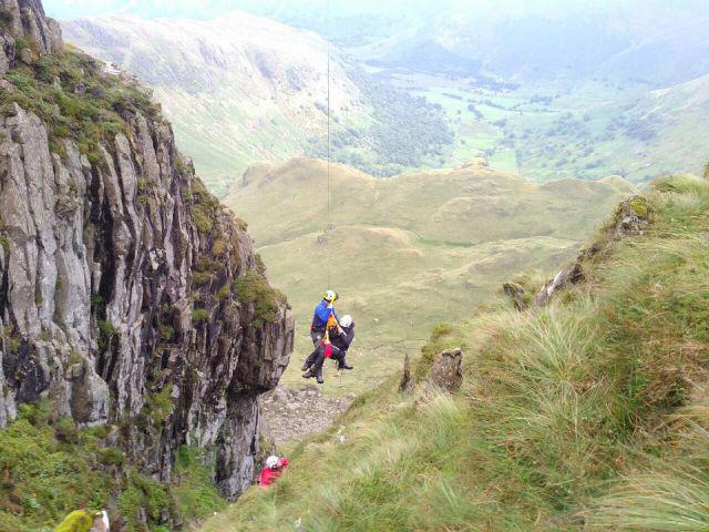 Anh: Ngã vực sâu 18m, được cứu sống nhờ iPhone - 1