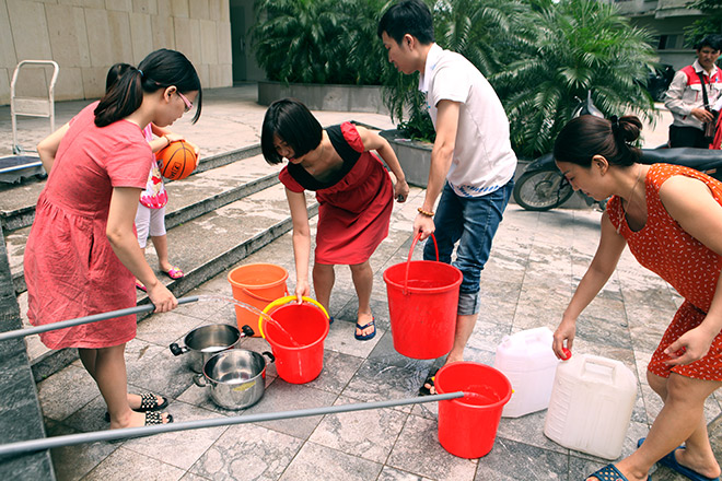 Cả chung cư mất nước nhiều ngày, con khuyên mẹ rời Thủ đô - 2