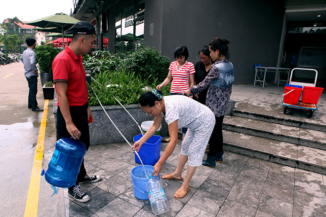 Cả chung cư mất nước nhiều ngày, con khuyên mẹ rời Thủ đô - 3