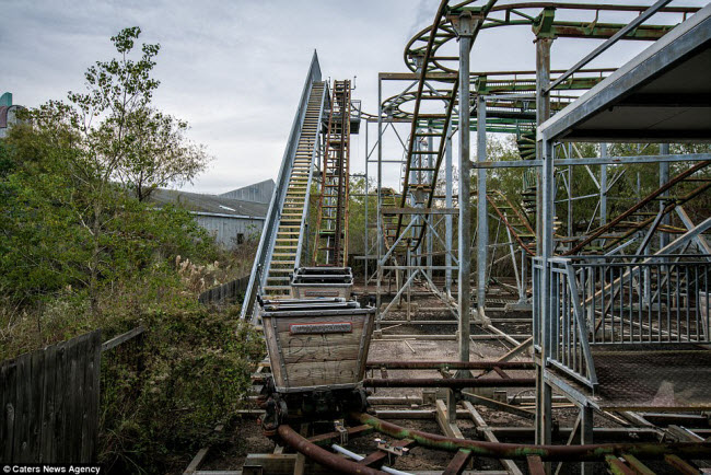 Nhiếp ảnh gia Matthew Christophers mới đây đã tới công viên Six Flags và chụp ảnh các công trình bỏ hoang ở đây.