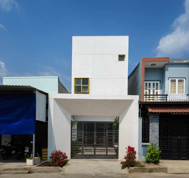 Ngôi nhà này xây dựng trên một mảnh đất có diện tích 5x17m ở thị xã Thuận An, tỉnh Bình Dương.