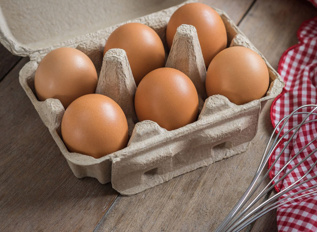 1. Trứng có hàm lượng các chất dinh dưỡng dồi dào, cân đối, do vậy đây là thực phẩm tuyệt vời cho cả trẻ em và người lớn. Không chỉ tốt cho mắt, não và xương, trứng không làm tăng lượng cholestrerol, có giá trị cao nhất trong số các nguồn cung cấp protein hiện nay.