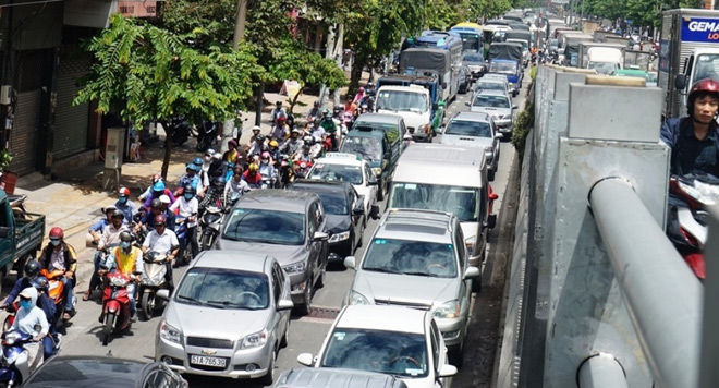 Mọi ngả đường ở Tân Sơn Nhất lại kẹt cứng dù có cầu vượt “giải cứu” - 3