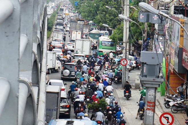 Mọi ngả đường ở Tân Sơn Nhất lại kẹt cứng dù có cầu vượt “giải cứu” - 4