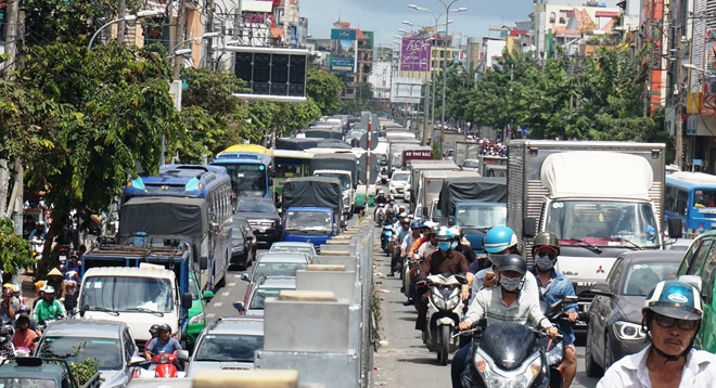 Mọi ngả đường ở Tân Sơn Nhất lại kẹt cứng dù có cầu vượt “giải cứu” - 2