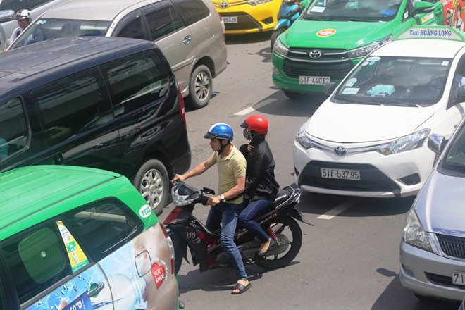 Mọi ngả đường ở Tân Sơn Nhất lại kẹt cứng dù có cầu vượt “giải cứu” - 11