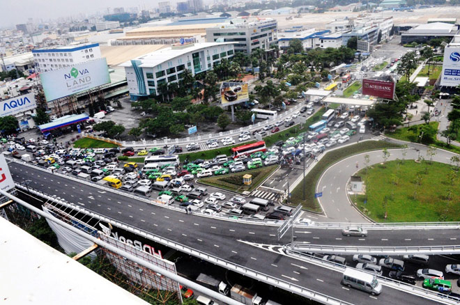 Mọi ngả đường ở Tân Sơn Nhất lại kẹt cứng dù có cầu vượt “giải cứu” - 15