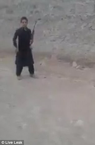 Sốc: Cậu bé Pakistan lạnh lùng cầm súng bắn lon thiếc trên đầu bạn - 1