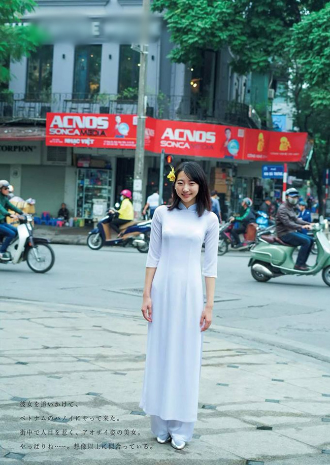 Có khi cô dịu dàng trong bộ áo dài truyền thống Việt Nam.